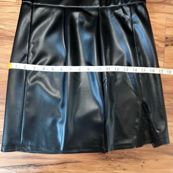 NWT Sexy Faux Leather Mini Skirt with Lace Slit Size Medium - Picture 4 of 7